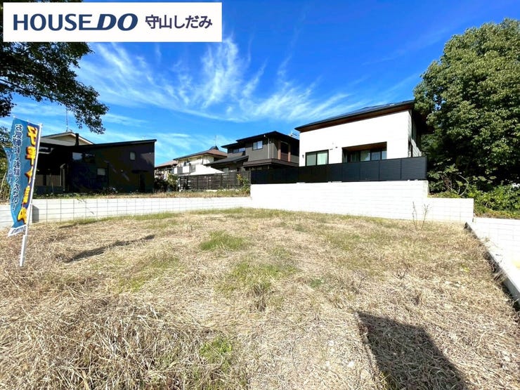 【駅まで徒歩15分圏内】便利さと落ち着きのバランスが取れた立地。駅近の便利さを享受しつつ、徒歩圏内で自然豊かな環境が広がり、静かな生活が実現できます。少し歩くことで、生活に彩りを加えてくれます。