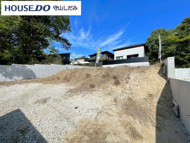 【小学校まで徒歩15分圏内】子どもも安心して通える距離感。少し歩くことで、健康的な生活習慣を身につけることができ、自然と体力も養われます。お迎えや急な用事があった時に便利な距離感で、安心して見守れます