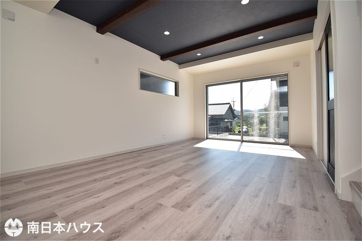 【リビング】17帖のリビングです!南向きの窓から明るい日が差します♪