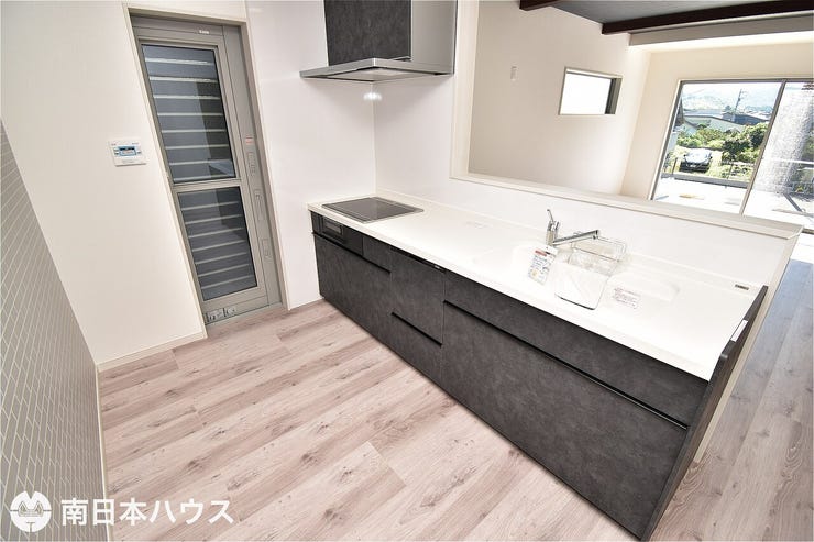 【キッチン】対面式のキッチンです!勝手口もあり広々としたキッチンスペースです♪