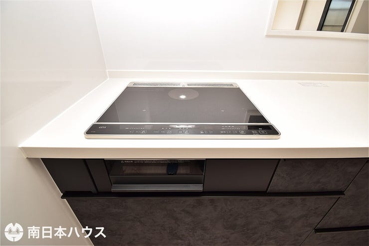 【IHクッキングヒーター】3口のコンロとグリル付き!お手入れのしやすさが魅力のキッチンです!