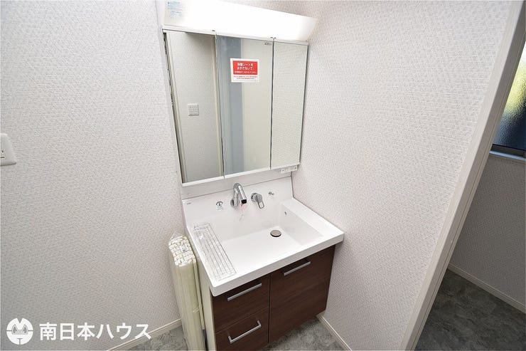 【洗面台】3面鏡の洗面台です!収納が多く水回りの小物もスッキリ収納できます♪