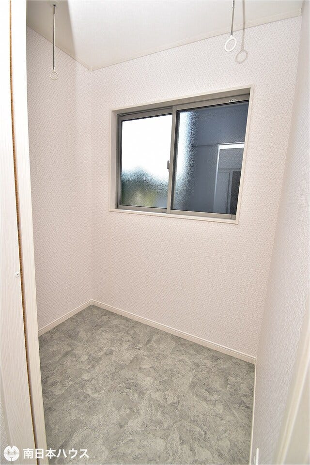 【サンルーム】洗面所にはサンルームがあり、室内干しもできるように物干し金具付きです♪