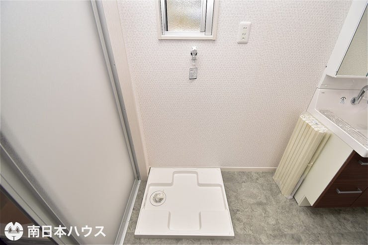 【洗濯機置場】洗濯パン付きです!小窓付きで洗面所の湿気も自然換気で逃がせます♪