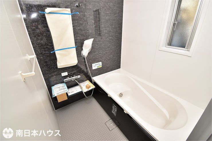 【浴室】小窓付きの浴室です!浴槽内に腰掛があり子供との入浴も楽しめます♪