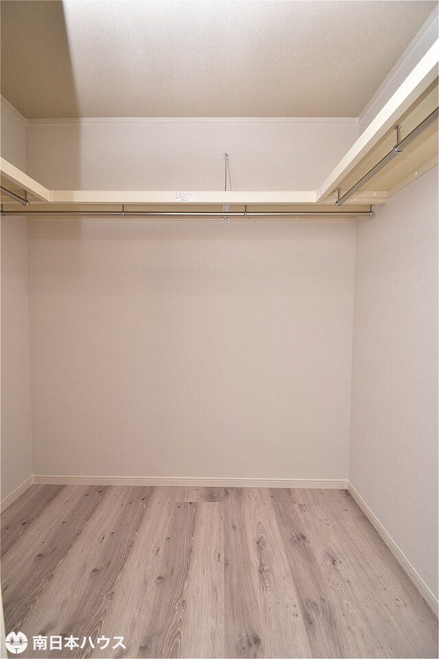 【ウォークインクローゼット】奥行きのある広々としたクローゼットです!3面に枕棚とパイプハンガー付きです♪