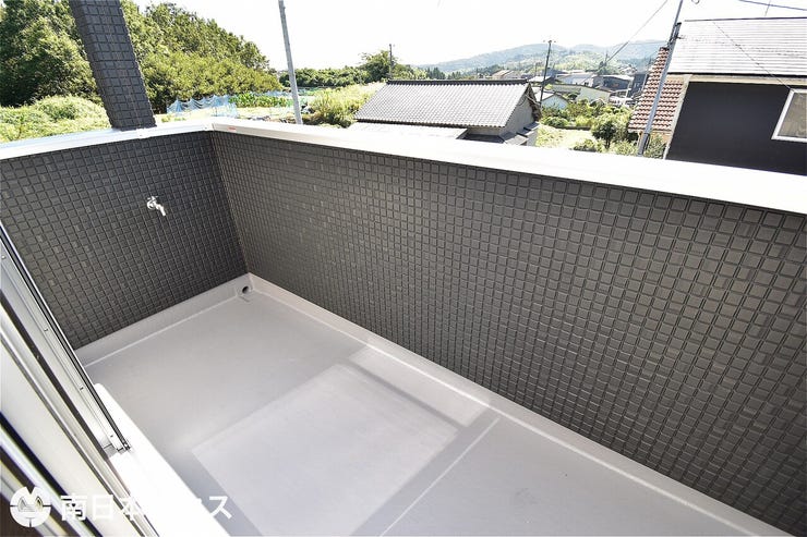 【バルコニー】南向きのバルコニーで日当たり良好です!物干し金具や外水栓もあります!