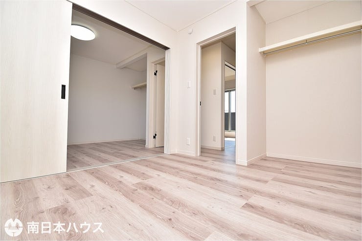 【洋室】4.5帖の洋室です!可動式の扉で隣のお部屋とつながっています♪