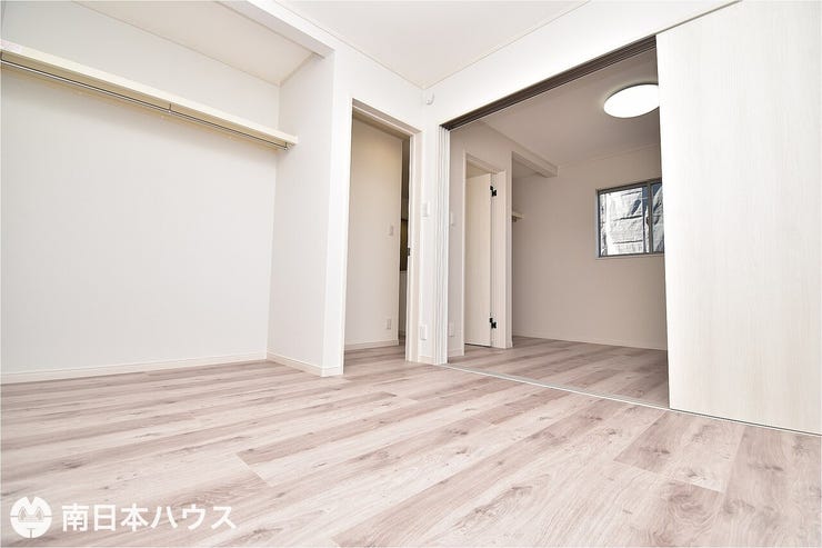 【洋室】4.5帖の洋室です!オープンクローゼットが備わっています♪