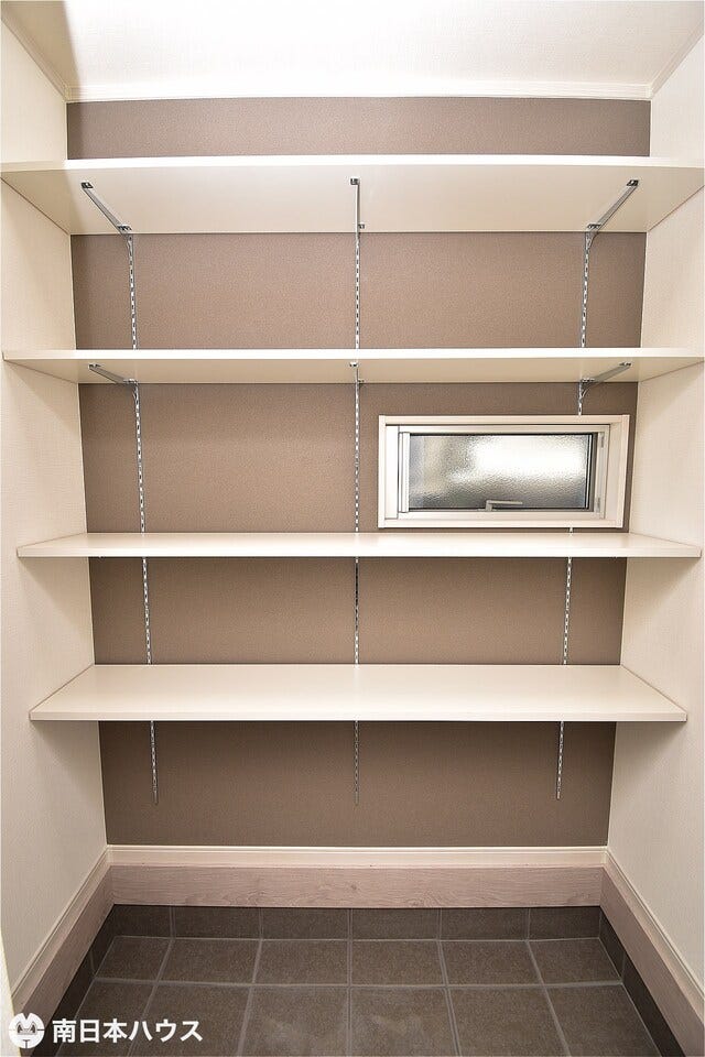 【シューズクローゼット】可動棚付きでブーツからスニーカーまで収納できます♪換気用の窓付きです♪