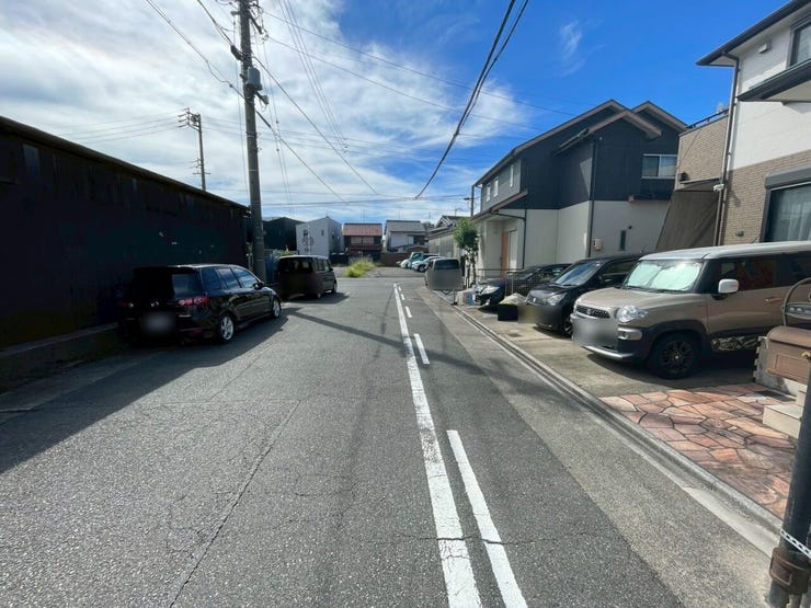 ◇前面道路◇
東側に面する道路は約7.2mです。車2台がすれ違っても安心な幅です。大きな車をお持ちの方も駐車に困らなそうですね。