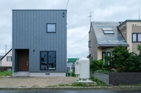 《建物プラン例・外観写真》
北王の規格住宅ＱＵＡＲＥＡ（クオリア）ｐｌａｎ０１が施工可能です。（２，４９０万円・税込）