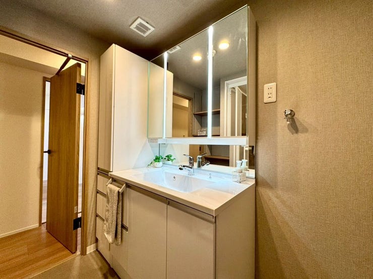 【Washroom】毎朝の準備がスムーズに。広めの洗面台と収納が使いやすい洗面所です。