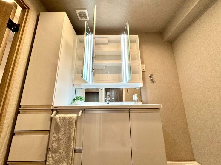 【Washroom】すっきりとしたデザインで、毎日の生活が快適に。収納も豊富な洗面所です。