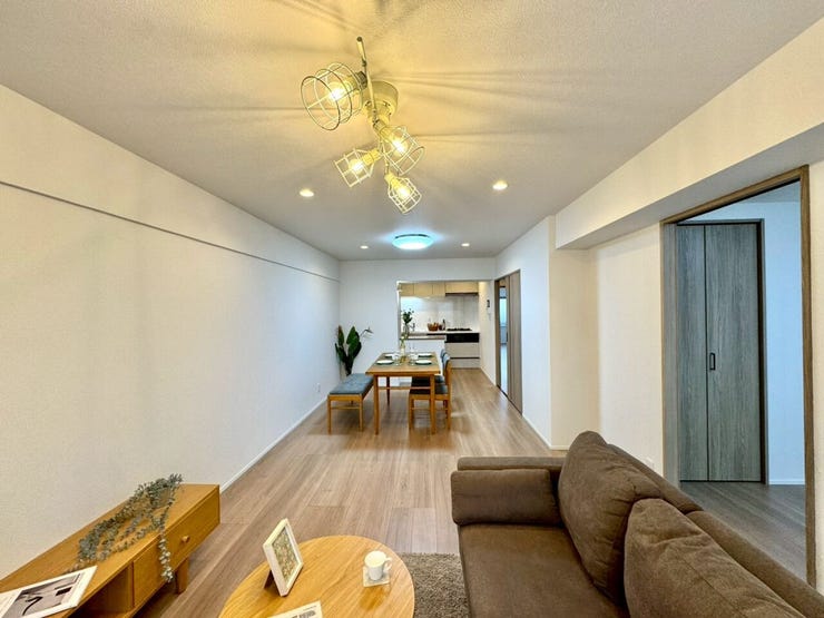 【Living】広々としたリビングは、大きな窓から自然光が差し込む温かな空間です。