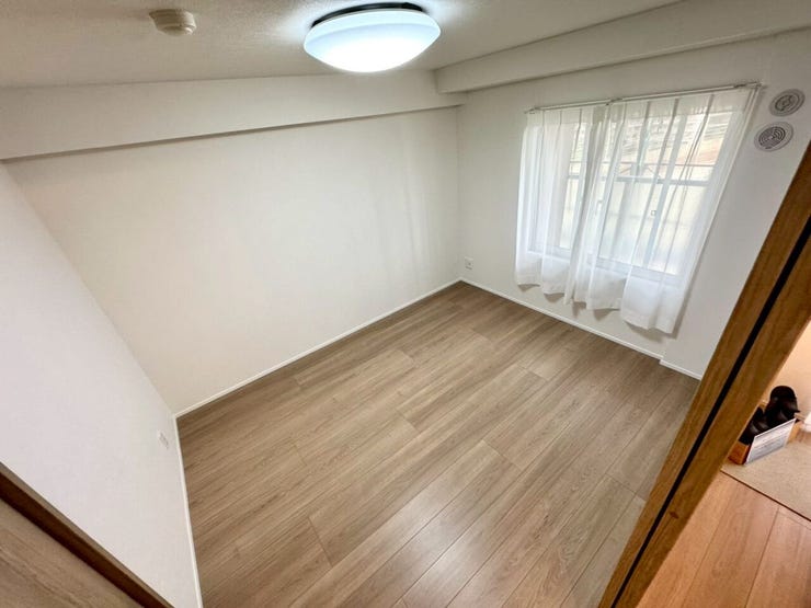 【Bedroom】明るく風通しの良い洋室。清潔感も魅力です。