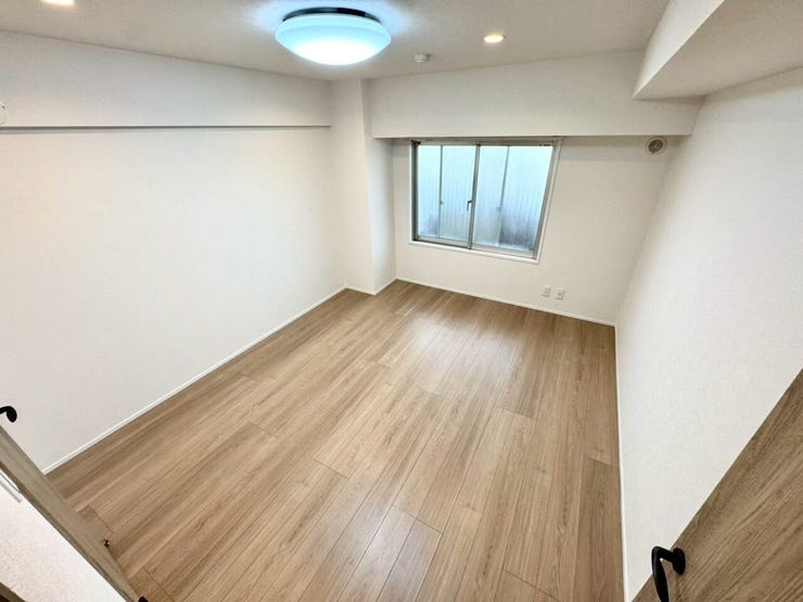 【Bedroom】ナチュラルな内装で、リラックスできる空間。寝室や書斎にも最適です。