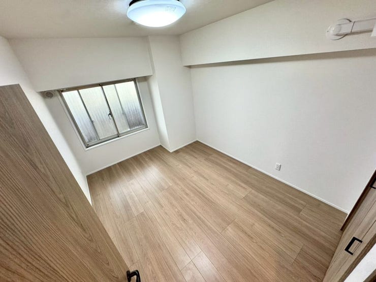 【Bedroom】洋室には収納力のあるクローゼット付き。衣類や荷物もすっきり収まります。