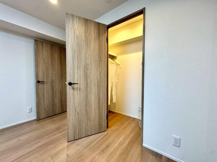 【WIC】広々としたウォークインクローゼットで、衣類や小物をすっきり収納できます。