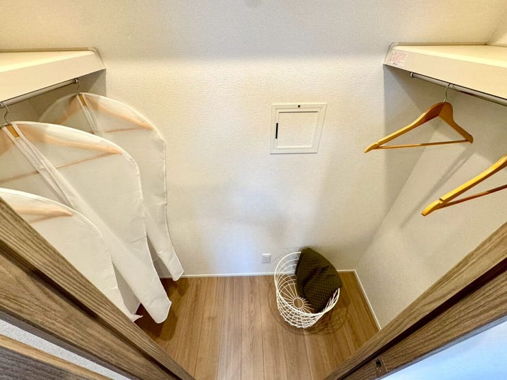 【WIC】広々としたウォークインクローゼットで、衣類や小物をすっきり収納できます。