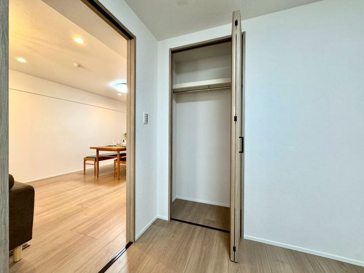 【Storage】クローゼット付きで生活感を隠せる洋室。スッキリとした空間が保てます。