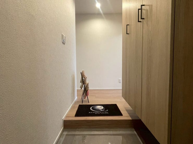 【Entrance】シューズボックス完備の玄関で、靴や小物もスッキリ収納できます。