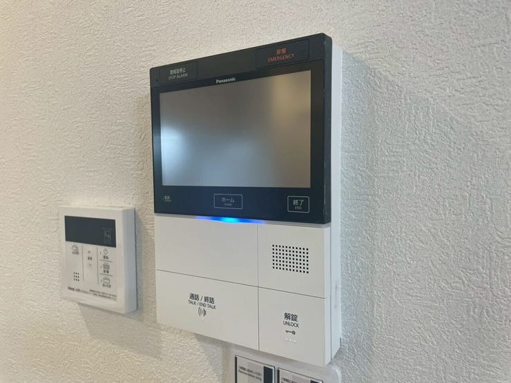 【Facilities】来訪者を確認できるモニター付きインターホンで、防犯面も安心です。