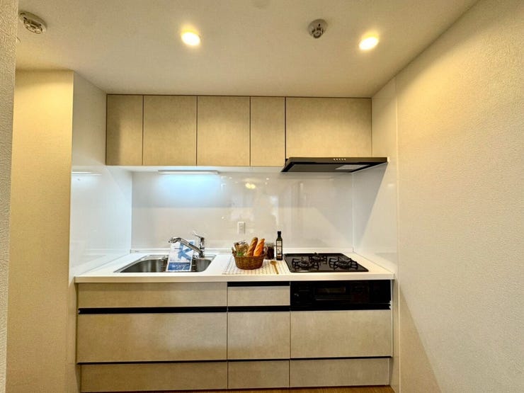 【kitchen】効率よく使える広々キッチン。収納力も高く、料理の時間がスムーズに。