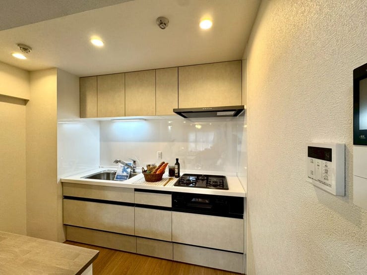 【kitchen】広めのキッチンは料理のしやすさを追求した設計。収納も豊富で作業がしやすい空間です。