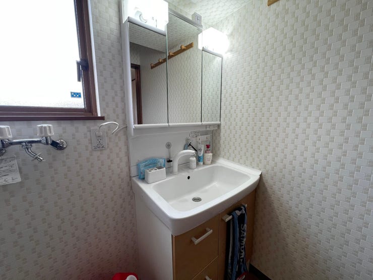 室内(2026年2月)撮影
◎本日案内可能◎
片付けながらの身支度ができる、三面鏡裏収納がついた洗面化粧台!