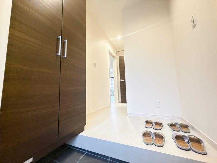 高さのある収納スペースがあり、靴以外も収納頂けます。