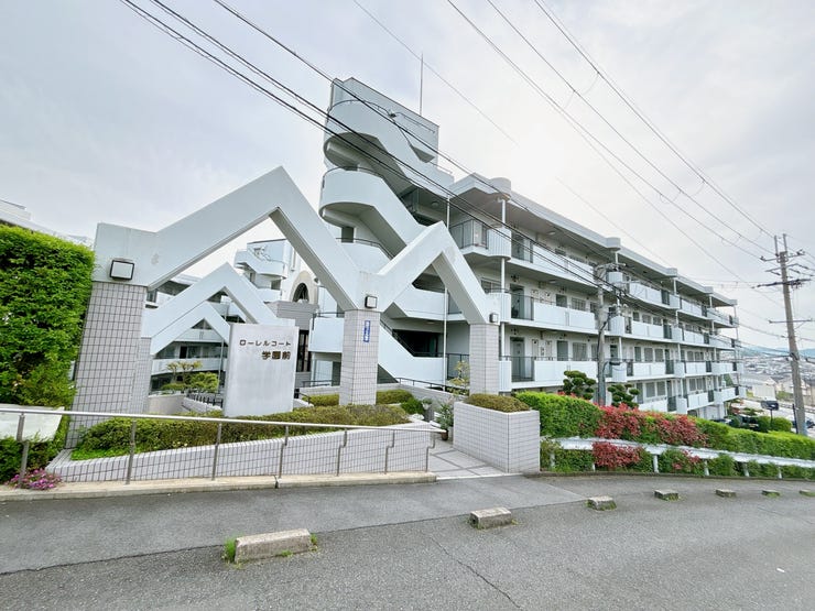 【外観】
「学園前駅」よりバス乗車7分、バス停「奈良国際ゴルフ前」より徒歩2分の立地◎