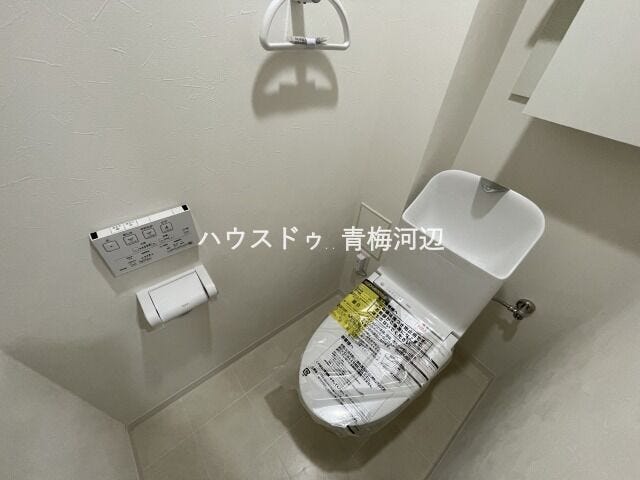 トイレ:ホワイトを基調とした清潔感のあるトイレです。収納スペースがあるので、お掃除グッズやトイレットペーパーのストックなどをしまうことができます。
