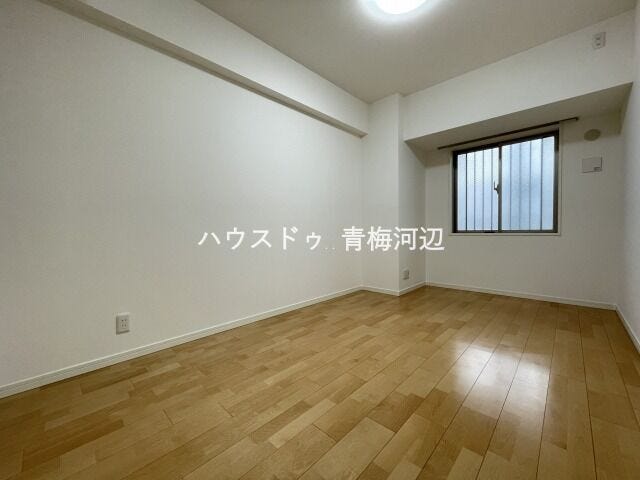7帖洋室:広々としたお部屋なので、ご夫婦の寝室としてもお使いいただけそうです。