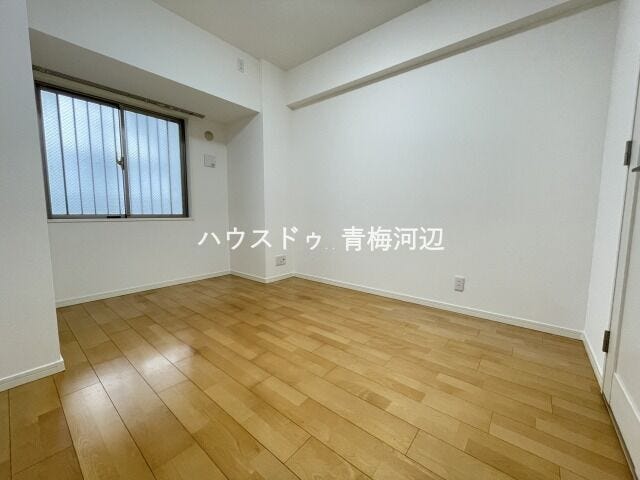 6帖洋室:北側のお部屋になりますが大きな窓からの採光で明るく爽やかな室内になっています。WIC付でお洋服も掛けて収納ができますね。