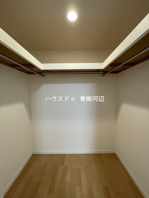 6帖洋室収納:バッグや帽子、アクセサリーなども一緒に収納しておくことで、お出かけの支度もはかどりそうです。洋服選びが楽しくなりそうですね。