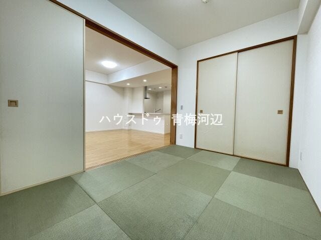 5.5帖和室:襖をオープンにしておくと圧迫感もあまり感じません。キッチンから部屋の様子を確認しやすいのでお子様のお部屋としてもお使いいただけます。