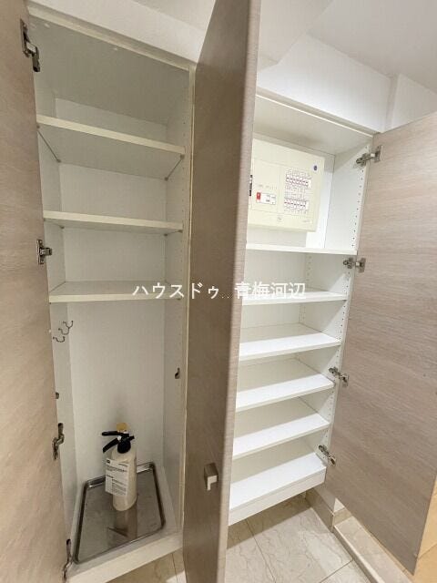 玄関収納:下駄箱があるので靴があふれることなく、玄関スペースをスッキリと保てそうです。
