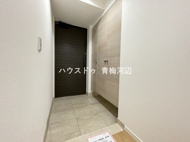 玄関:落ち着いた色合いの玄関ドアです。鍵が二つあるので防犯面も安心ですね。下の方に空間があるのでいつもの靴を置いたりできそうです。
