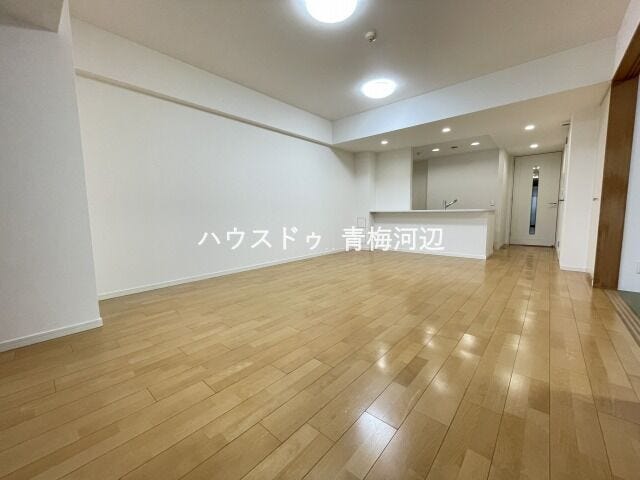 18.9帖リビング:優しい色合いのフローリングはどんな家具とも相性が良いですね。家族のくつろぎの空間になりそうです。