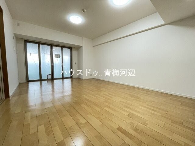 18.9帖リビング:バルコニーにつづく南向きの大きめの窓からたっぷりと陽射しが降り注ぎます。