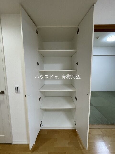 18.9帖リビング収納:家族の私物が集まりがちなリビングも、収納スペースがあればスッキリ片付きますね。掃除道具や常備薬などの共用アイテムもしまっておけます。