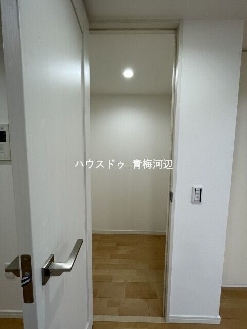 18.9帖リビング収納::キッチン横にあるリビング収納です。便利グッズを使って、空間を有効活用して収納スペースをさらに増やすことができそうです。