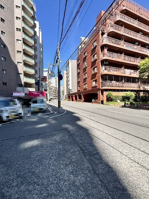 落ち着いた雰囲気の通りに、さまざまな施設が点在しています♪