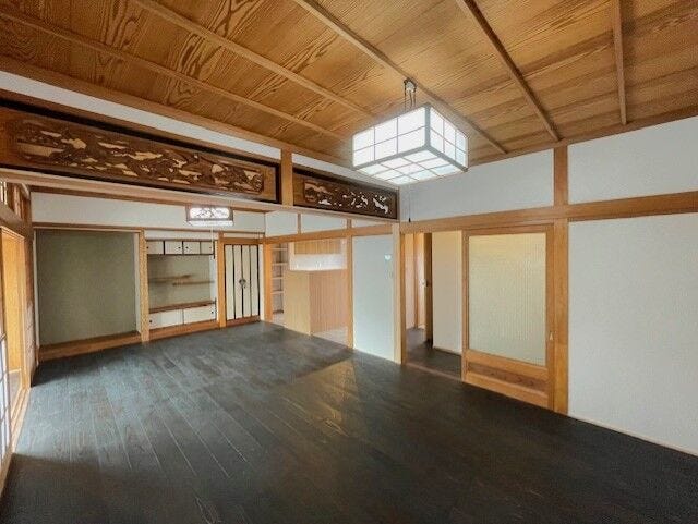 LDK(18帖)
和モダンな雰囲気が魅力的な空間。
和の趣を感じる上質なリビングです。