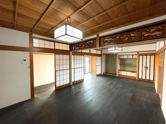 【リビング】
完成しました☆
天井や欄間が目を引く、風格あるリビング空間。
リノベーションにより快適さも兼ね備えています。