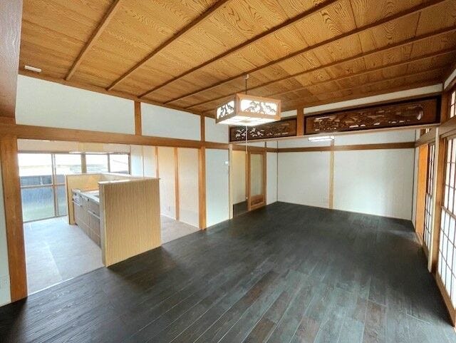 LDK(18帖)
ダークフロアが空間を引き締め、落ち着きのある雰囲気を演出します。