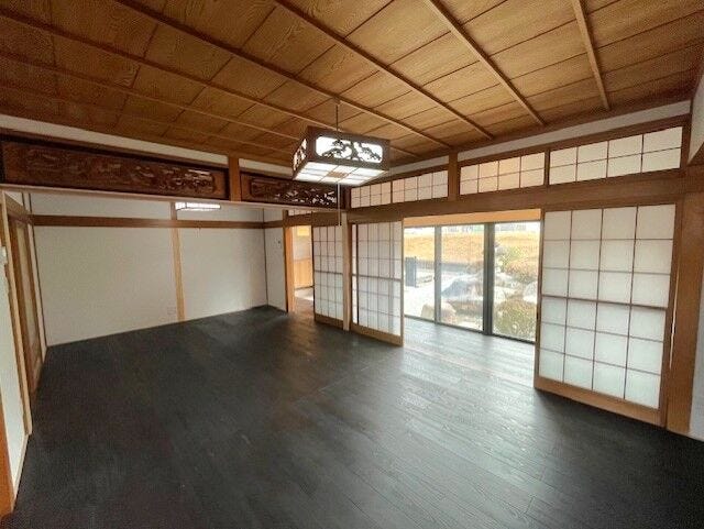 LDK(18帖)
伝統的な欄間や障子を残しつつ、美しく生まれ変わったリビング。
和モダンな雰囲気が魅力です☆