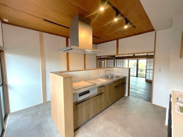 キッチン
キッチンの周囲をぐるっと回れるアイランドタイプ。
家事動線もスムーズです☆