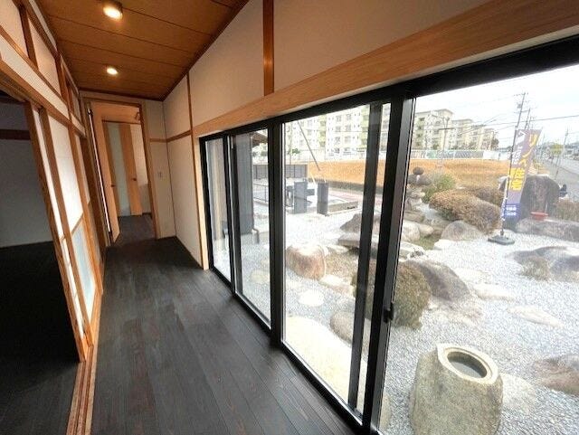 庭を望む趣ある縁側。
室内と庭をゆるやかにつなぎます。
庭を眺めながらくつろげる贅沢な空間。